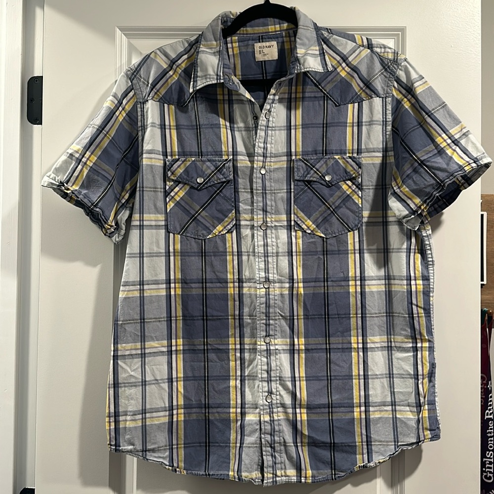Men’s plaid short sleeve button up